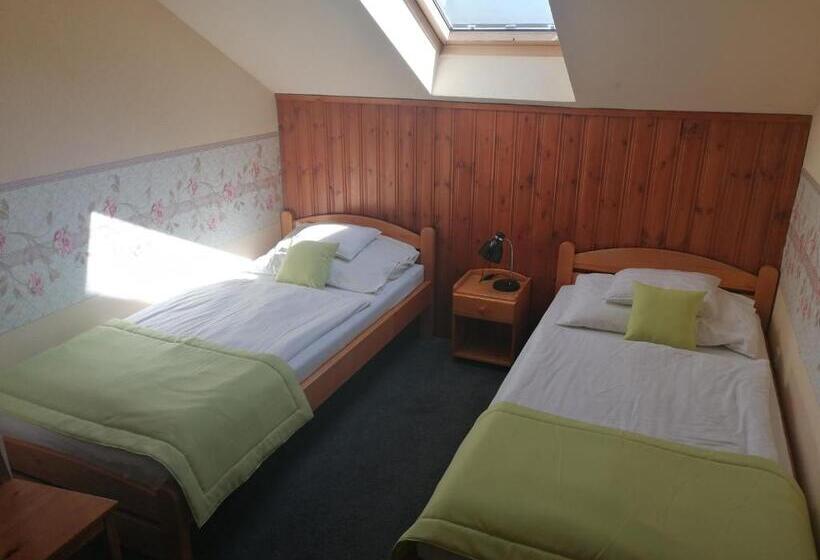 חדר משפחתי, Hajnal