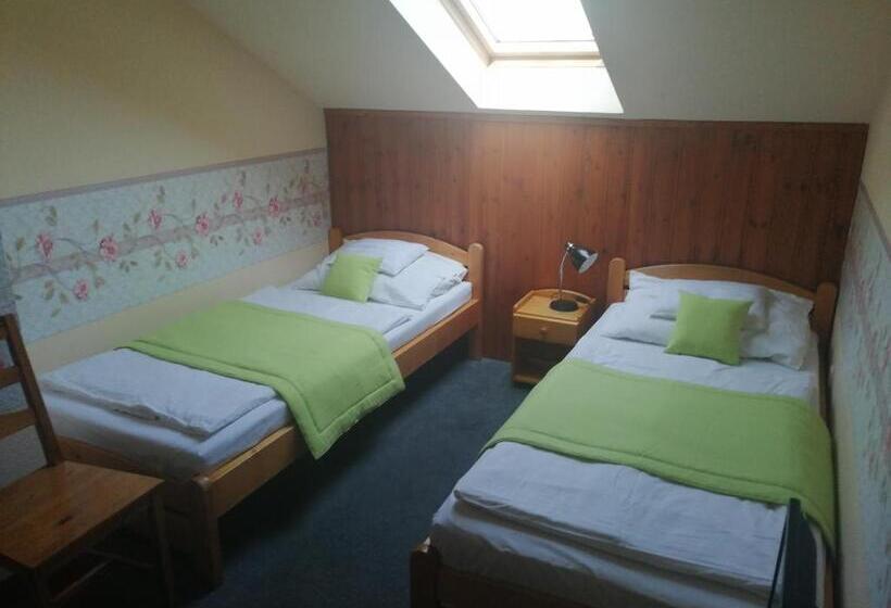 חדר משפחתי, Hajnal