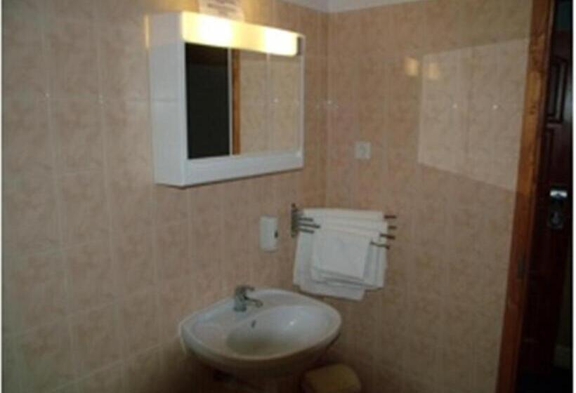 חדר משפחתי, Hajnal