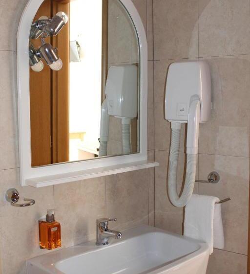 غرفة قياسية مطلّة علي البحر, Kamari