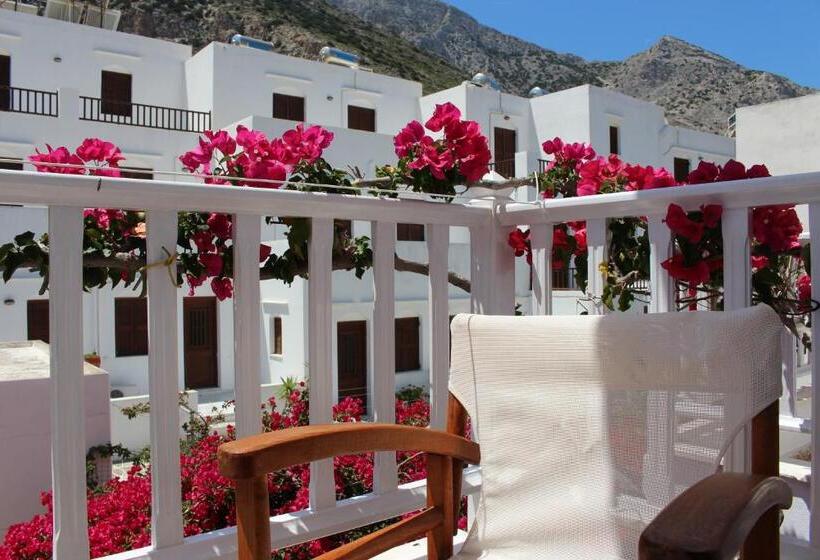 إستوديو قياسى مطلة على الجبل, Kamari