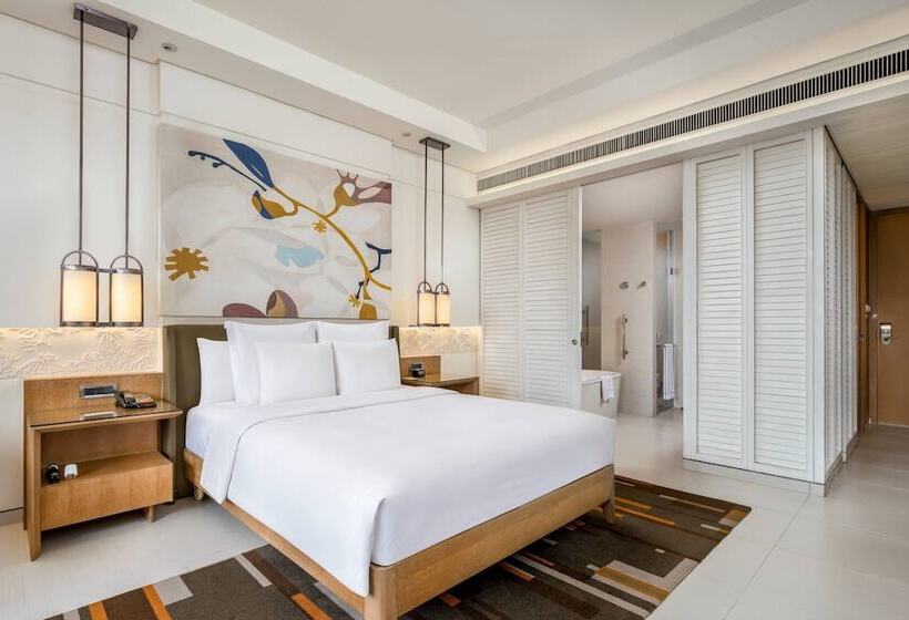 اتاق لوکس با بالکن, Renaissance Sanya Haitang Bay Resort