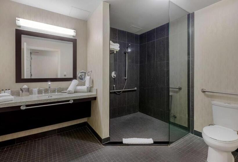 מיטת קינג בסוויטה, C Hotel By Carmen S, Bw Premier Collection