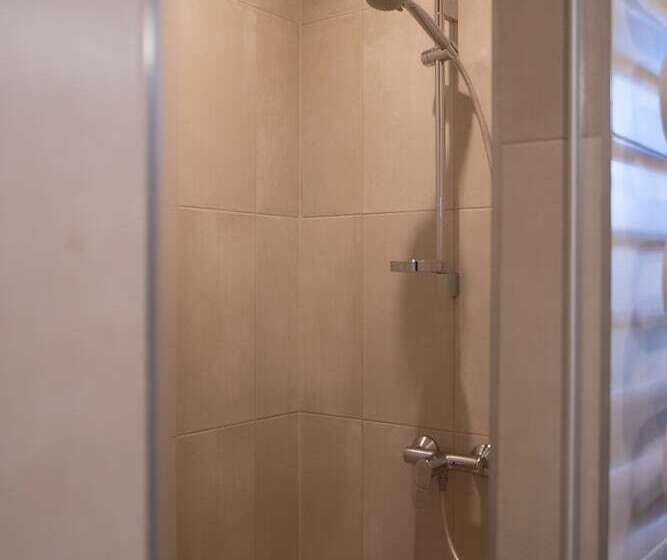 اتاق استاندارد چهار تخته, Corner