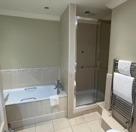 غرفة ديلوكس, The Commercial Bar &