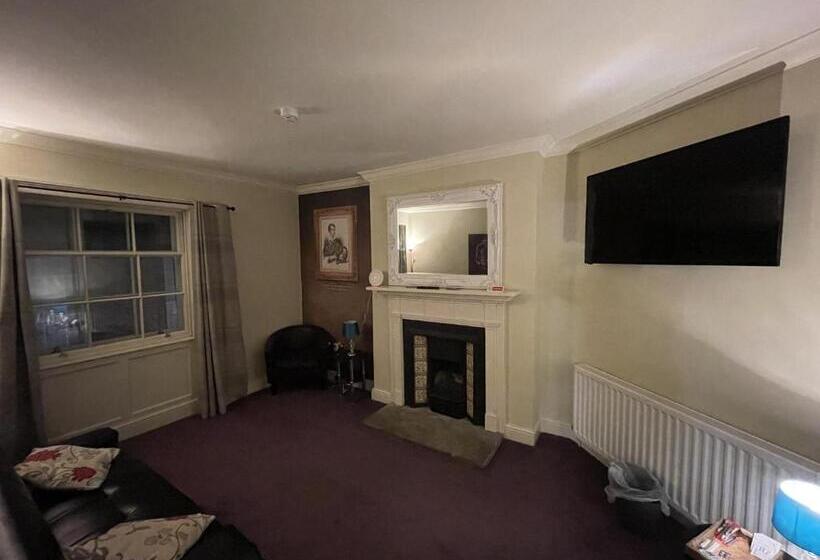 جناح ديلوكس, The Commercial Bar &