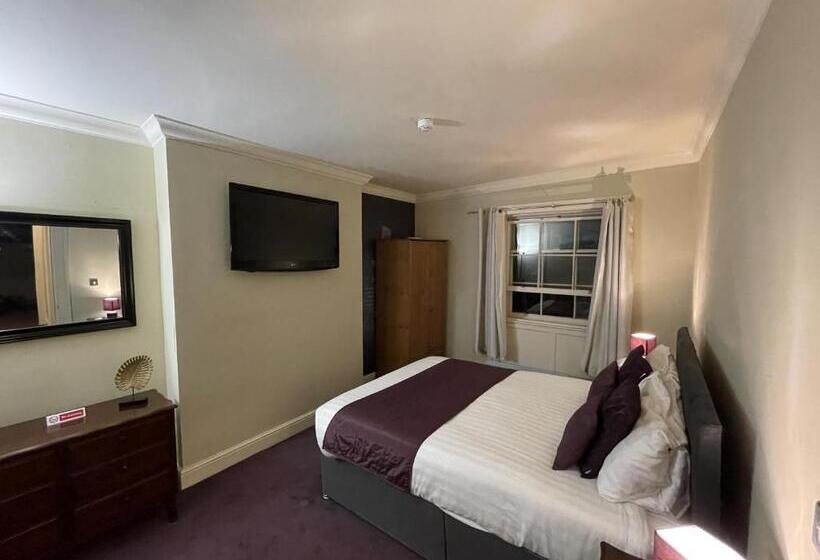 جناح ديلوكس, The Commercial Bar &