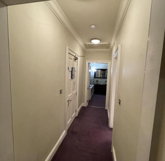 جناح ديلوكس, The Commercial Bar &