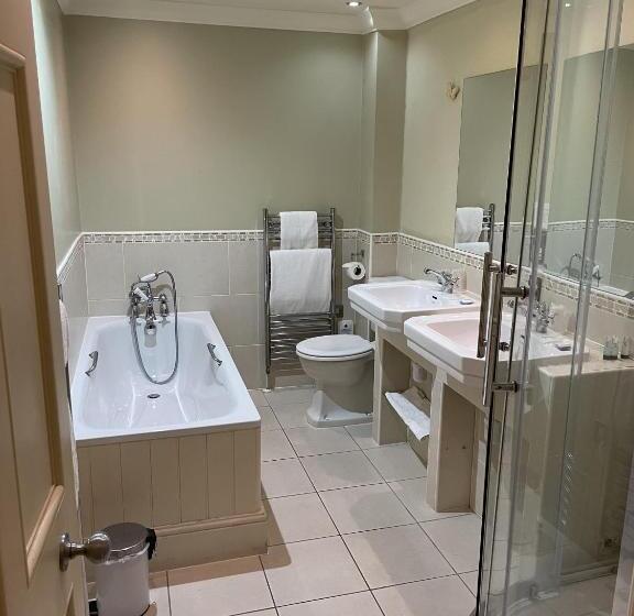 غرفة ديلوكس, The Commercial Bar &