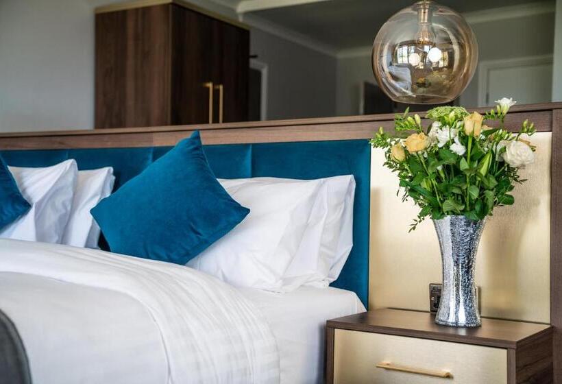 Superior room with lake view, Rutland Hall