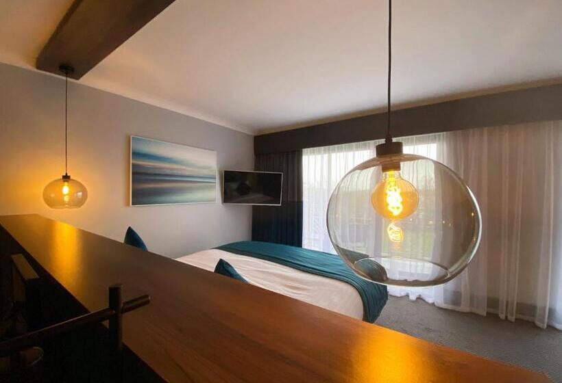 Superior room with lake view, Rutland Hall