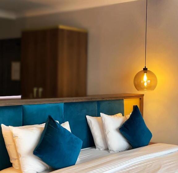 Superior room with lake view, Rutland Hall