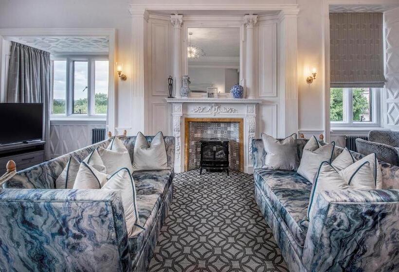 자쿠지 스위트, Rutland Hall