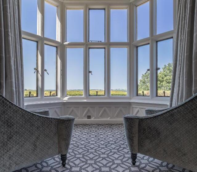 자쿠지 스위트, Rutland Hall