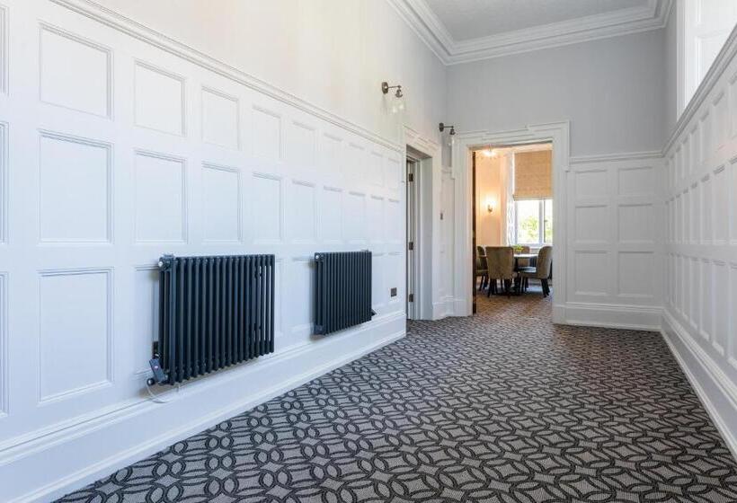 자쿠지 스위트, Rutland Hall