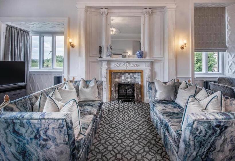 자쿠지 스위트, Rutland Hall