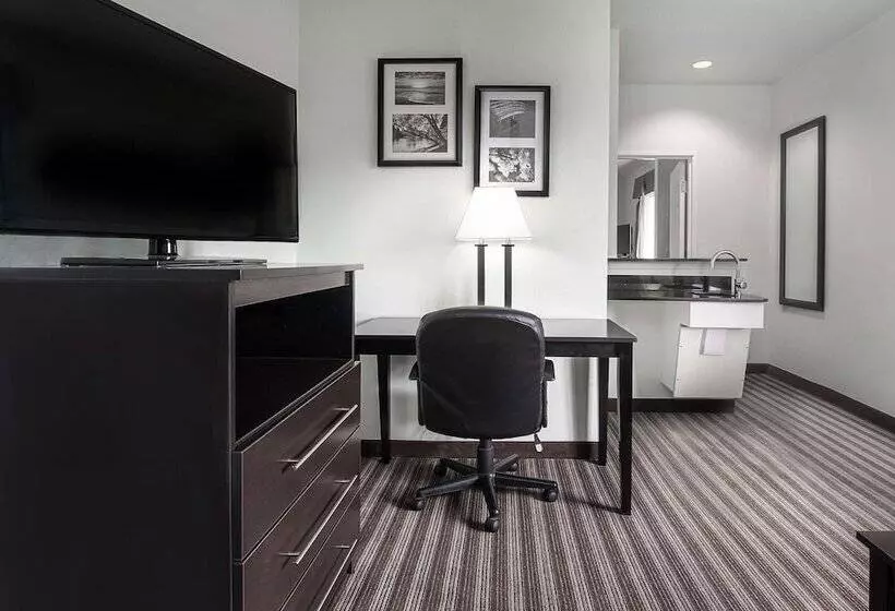 スイート, Days Inn & Suites By Wyndham Dallas
