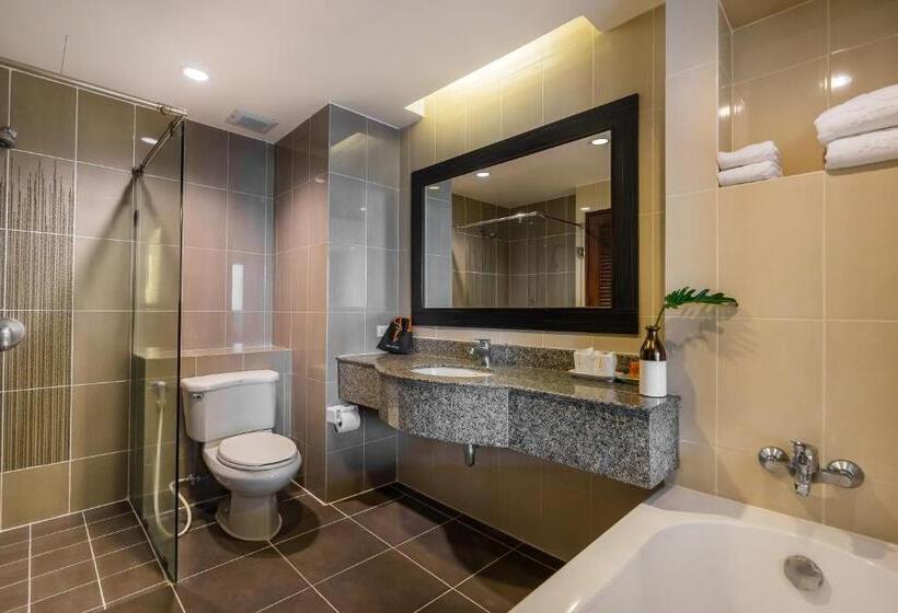 豪华三人间, J Pattaya