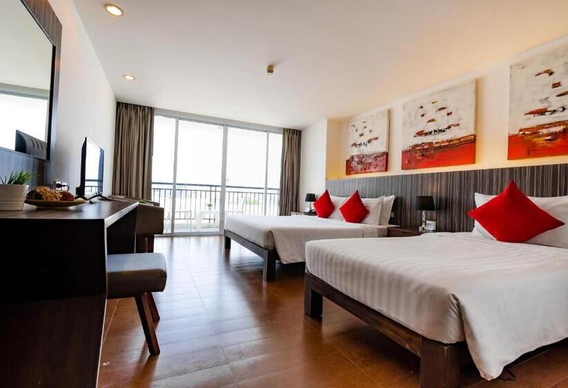 豪华三人间, J Pattaya