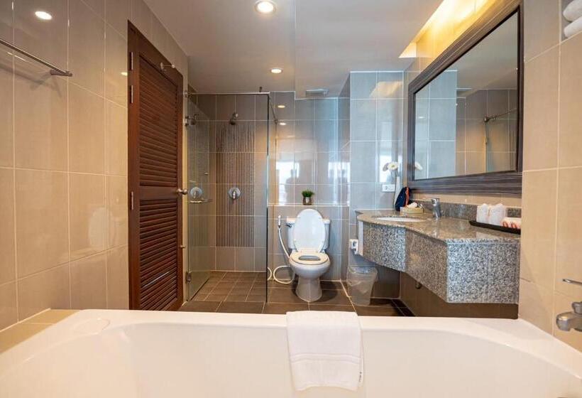 带泳池观景的豪华房, J Pattaya