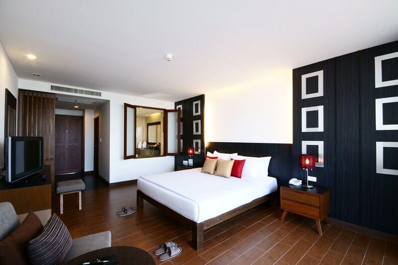 带泳池观景的豪华房, J Pattaya