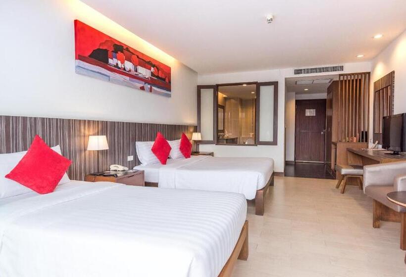 豪华三人间, J Pattaya