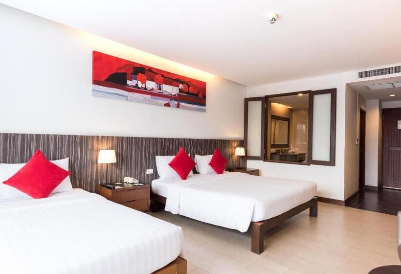 豪华三人间, J Pattaya