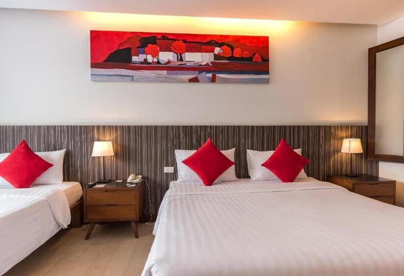 豪华三人间, J Pattaya