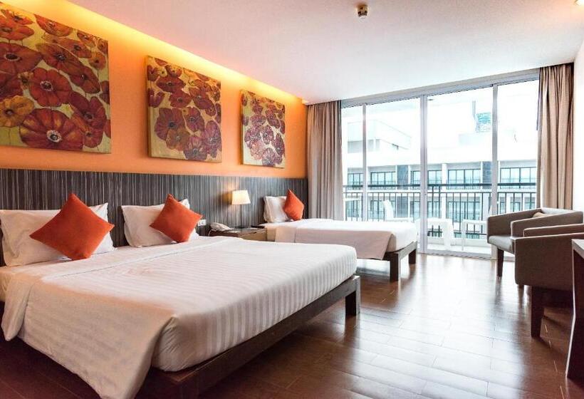 豪华三人间, J Pattaya