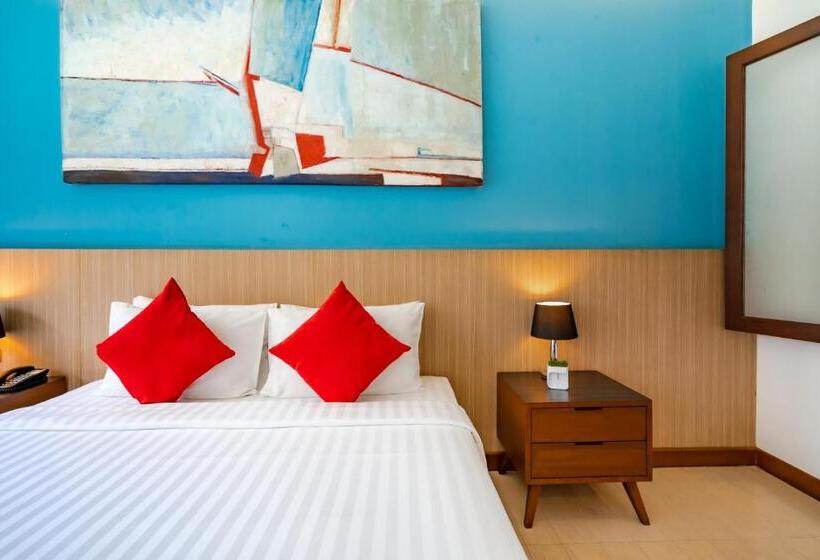 带泳池观景的豪华房, J Pattaya