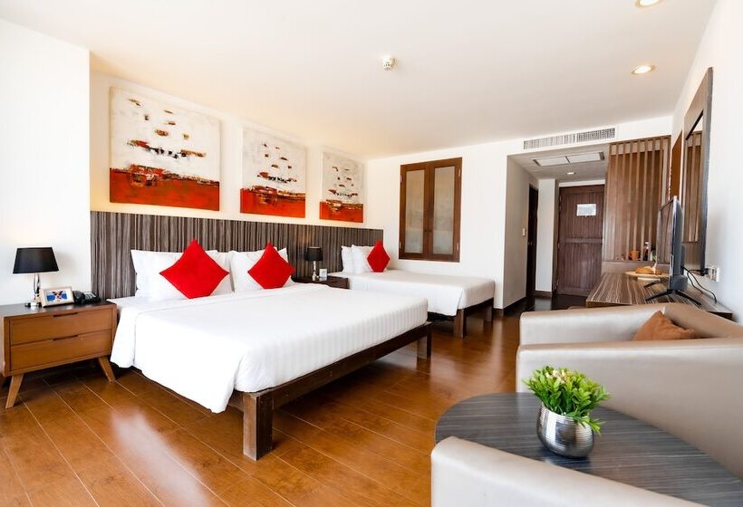 豪华三人间, J Pattaya