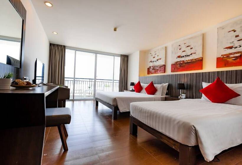 豪华三人间, J Pattaya