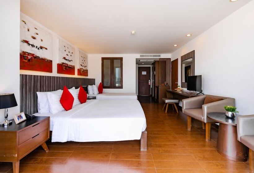 豪华三人间, J Pattaya