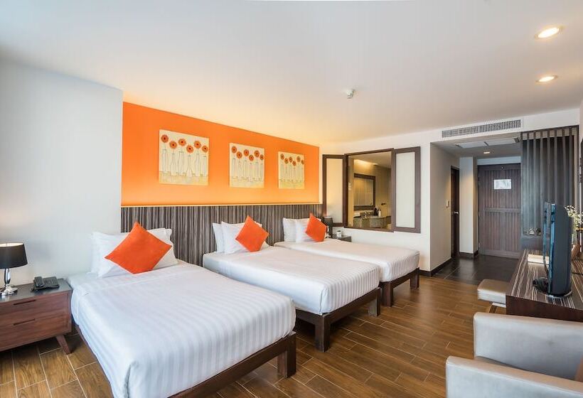 豪华三人间, J Pattaya