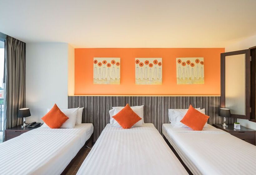 豪华三人间, J Pattaya