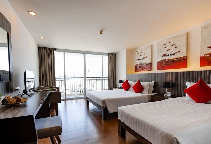 豪华三人间, J Pattaya