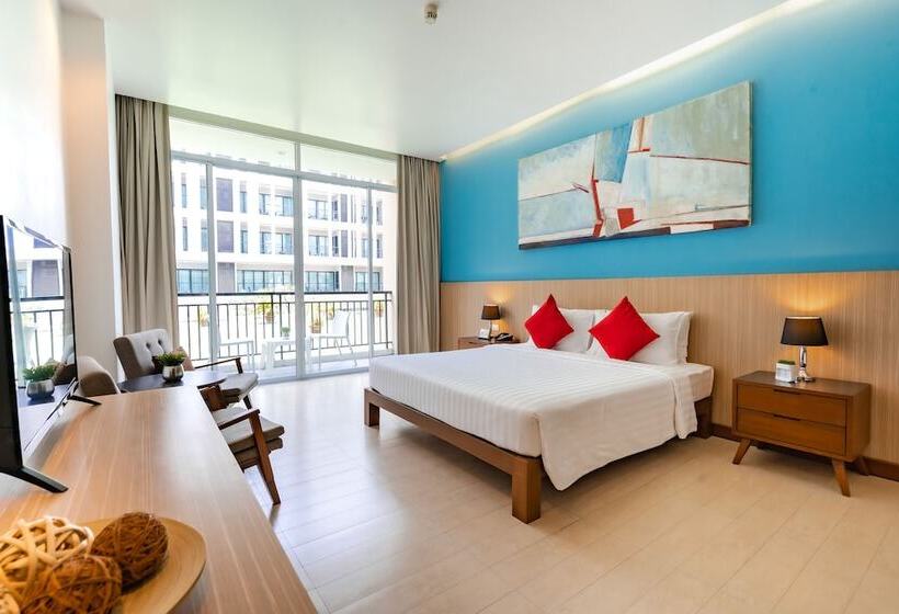 带泳池观景的豪华房, J Pattaya