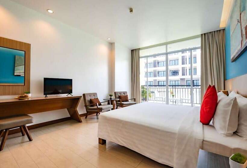 带泳池观景的豪华房, J Pattaya