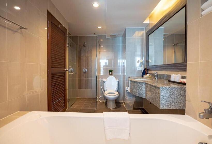 Трехместный Номер Deluxe, J Pattaya