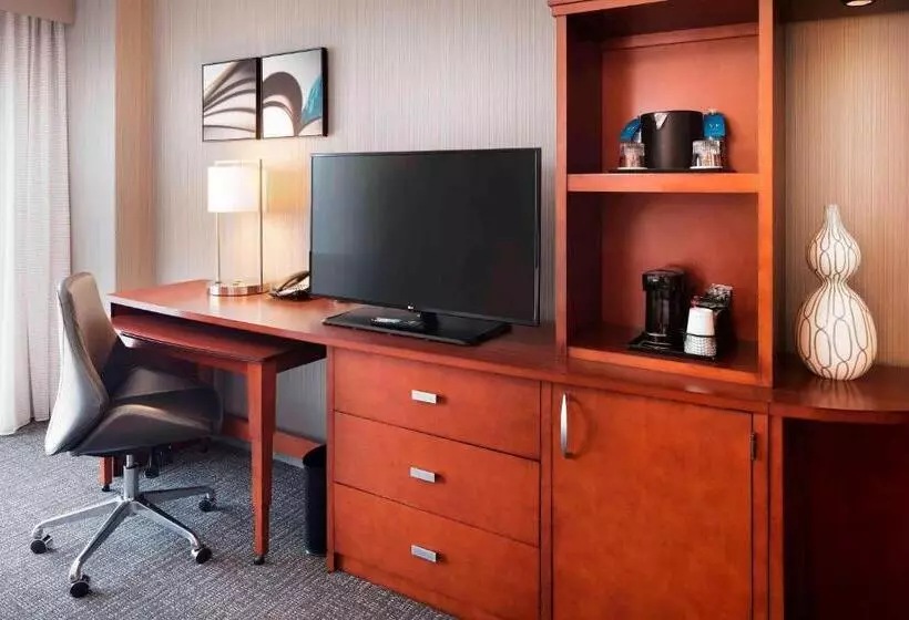 Standard Room Superior Floor, Courtyard Indianapolis Downtown