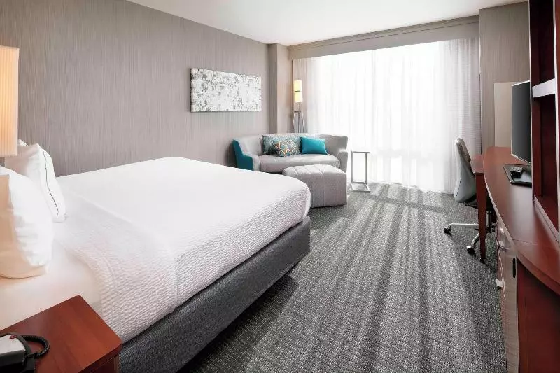 اتاق استاندارد با چشم‌انداز, Courtyard Indianapolis Downtown