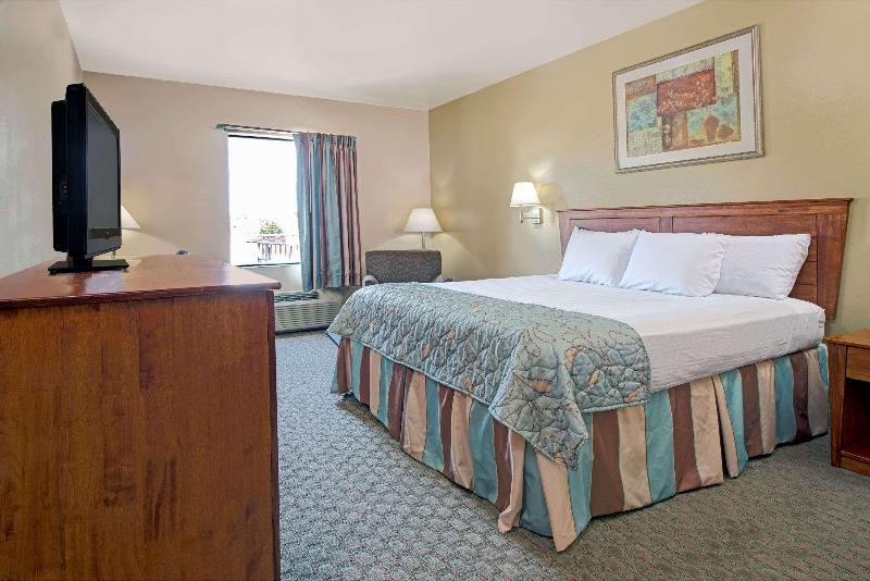 带大床的标准间, Days Inn By Wyndham Downtown St. Louis