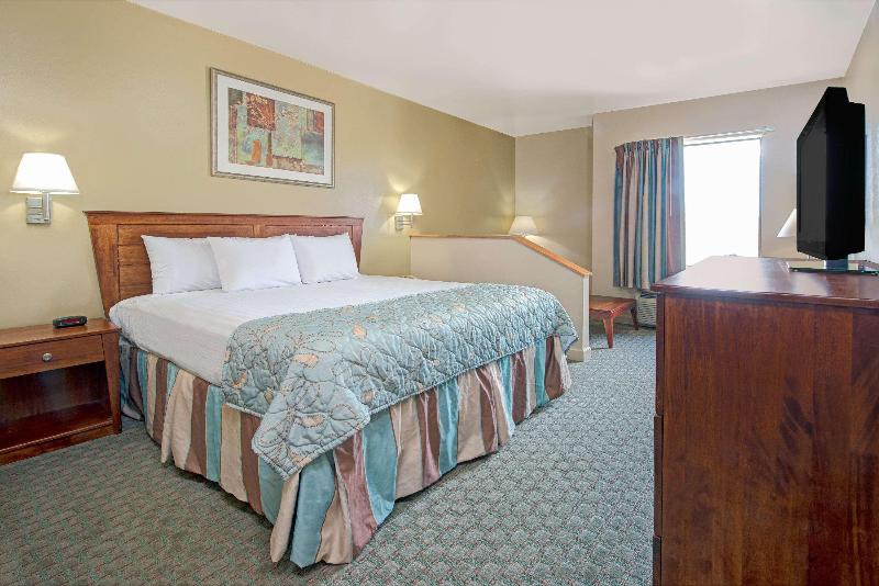 キングサイズベッドのスイートルーム, Days Inn By Wyndham Downtown St. Louis