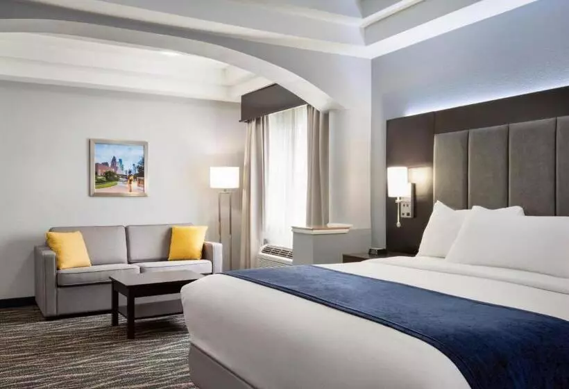 キングサイズベッドのスイートルーム, Days Inn & Suites By Wyndham Houston Hobby Airport