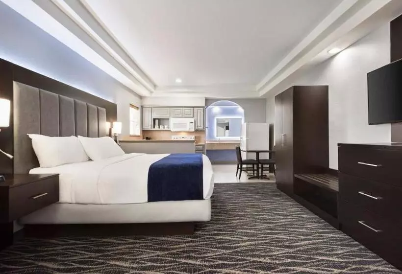 キングサイズベッドのスイートルーム, Days Inn & Suites By Wyndham Houston Hobby Airport