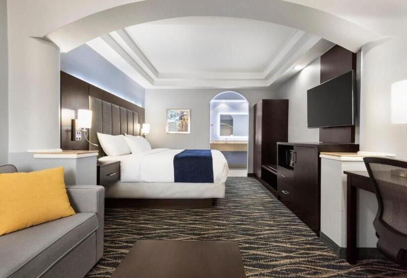 מיטת קינג בסוויטה, Days Inn & Suites By Wyndham Houston Hobby Airport