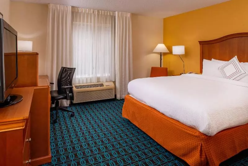 キングサイズベッドのスタンダードルーム, Fairfield Inn & Suites Greensboro Wendover