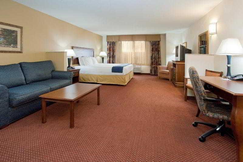 Люкс Кровать Кинг, Holiday Inn Express Airport East, An Ihg