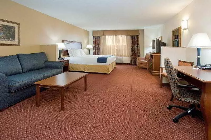سوئیت با تخت بزرگ, Holiday Inn Express Airport East, An Ihg
