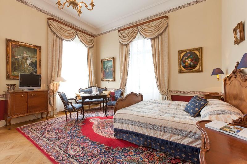 带大床的套房, Holiday Inn Express Airport East, An Ihg